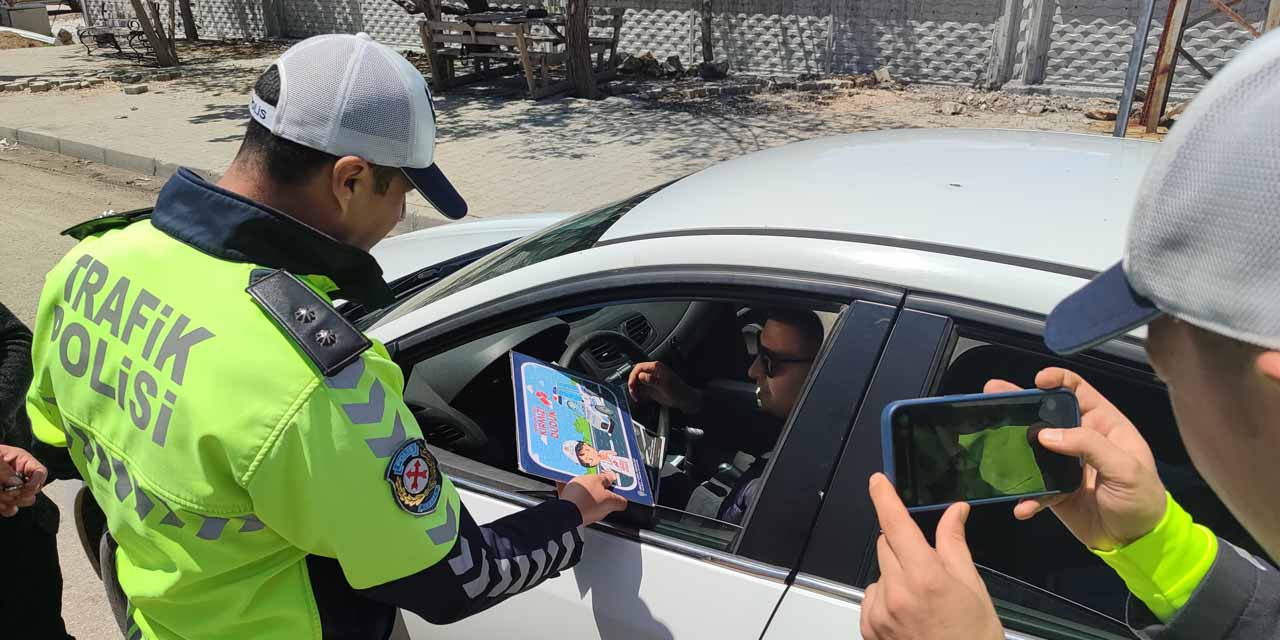 Trafik polisinin sorularını doğru yanıtlayan sürücülere hediyeler verildi