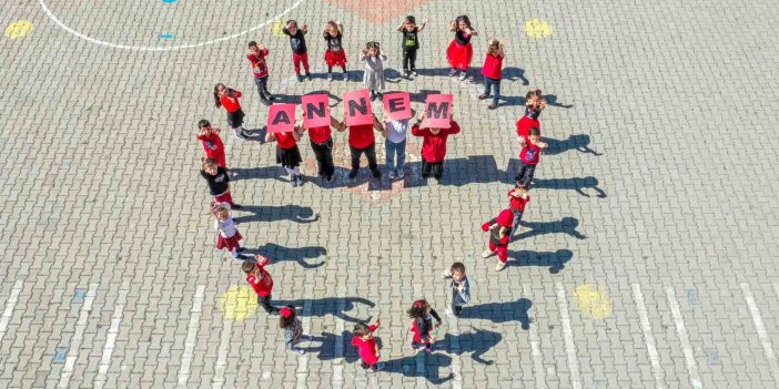 Erciş’te kalp koreografisi yapılarak Anneler Günü kutlandı