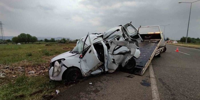 Bingöl’de hafif ticari araç levhaya çarptı: 3 kişi yaralı