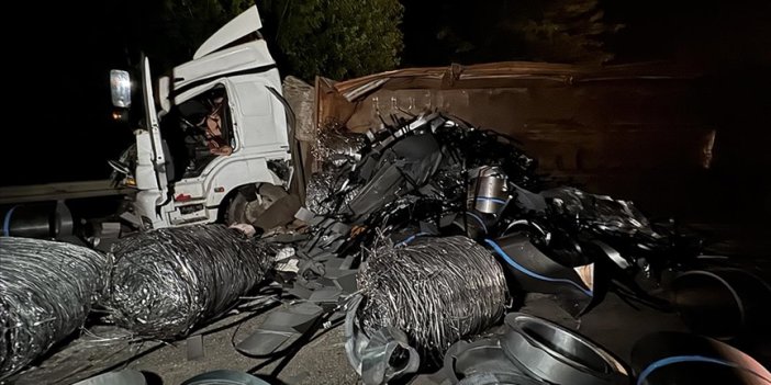Anadolu Otoyolu'nda iki tırın karıştığı kazada 2 kişi öldü,1kişi yaralandı