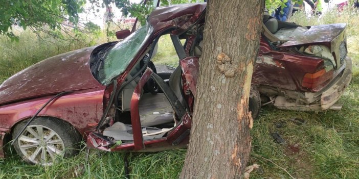 Kahta'da otomobil ağaca çarptı: 1 ölü, 1 yaralı