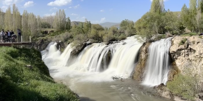 Hafta sonu halk Muradiye Şelalesi'ne akın etti