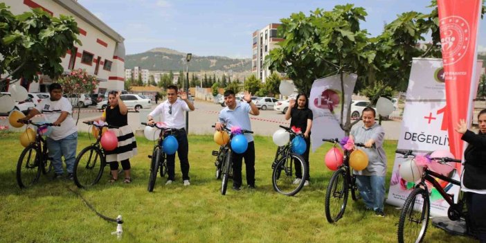 Down sendromlu çocuklara bisiklet dağıtımı yapıldı