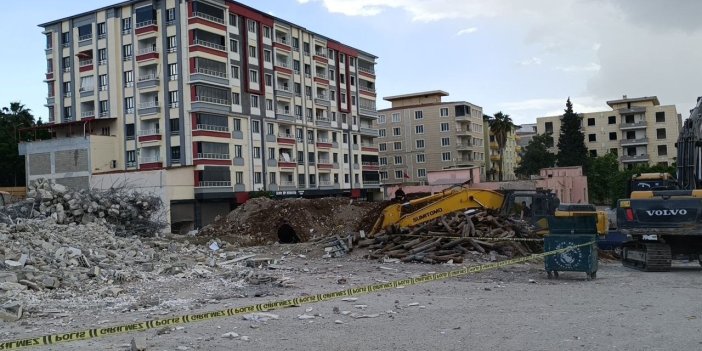 Antep’te depremde ağır hasar alan bina yıkım sırasında çöktü