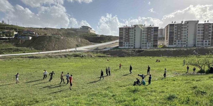 Boş arazide top oynayan çocuklar futbol sahası istiyor