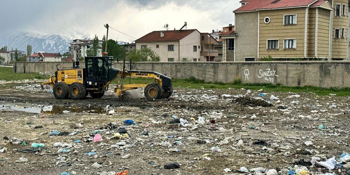 Yüksekova’da bahar temizliği kapsamında çöpler toplanıyor
