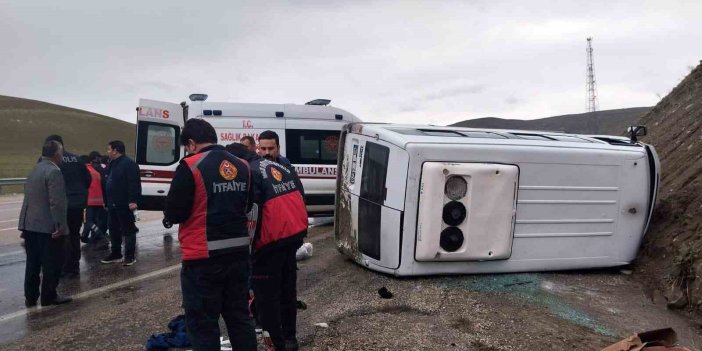 Gürpınar'da kontrolden çıkan minibüs yan yattı, 3 kişi yaralandı