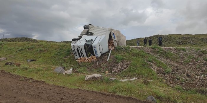 Bitlis'te kozmetik ürünleri taşıyan tır devrildi