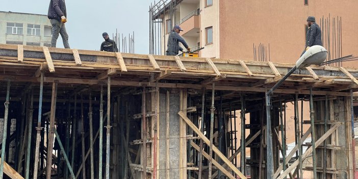 Yüksekova’da inşaat işçileri yağmurlu havaya rağmen çalışıyor