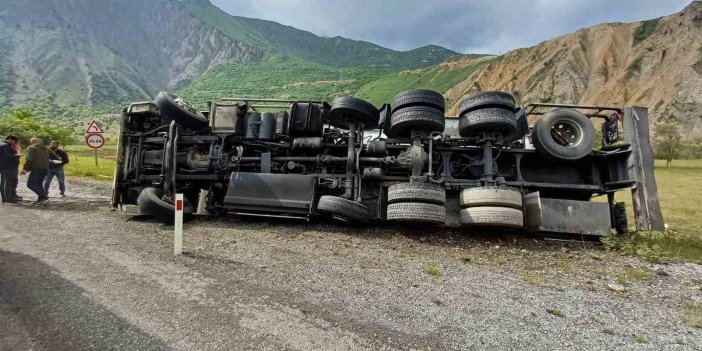 Hakkari-Van yolunda yakıt tankeri yan yattı