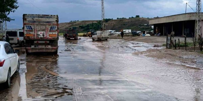 Cizre-Şırnak yolu dolu yağışı sonrası trafiğe kapandı