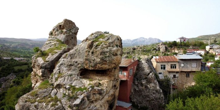 Çemişgezek'te kayaların zirvesindeki tarihi oyuklar dronla ilk kez görüntülendi