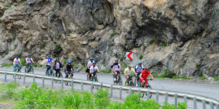 Vali Çelik, gençlerle birlikte bisiklet sürme etkinliğine katıldı