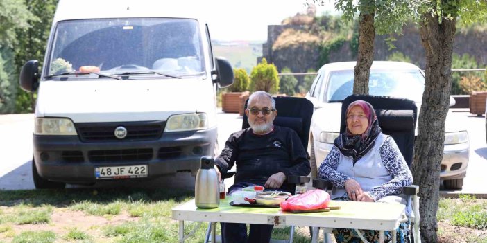 70 yaşındaki çift karavanla Türkiye turunda