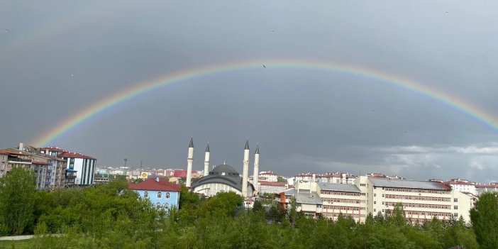 Ağrı’da yağmur sonrası oluşan gökkuşağı büyüledi