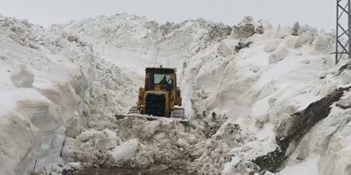 Şırnak’ta mayıs ayında 10 metrelik karda yol açma çalışmaları devam ediyor