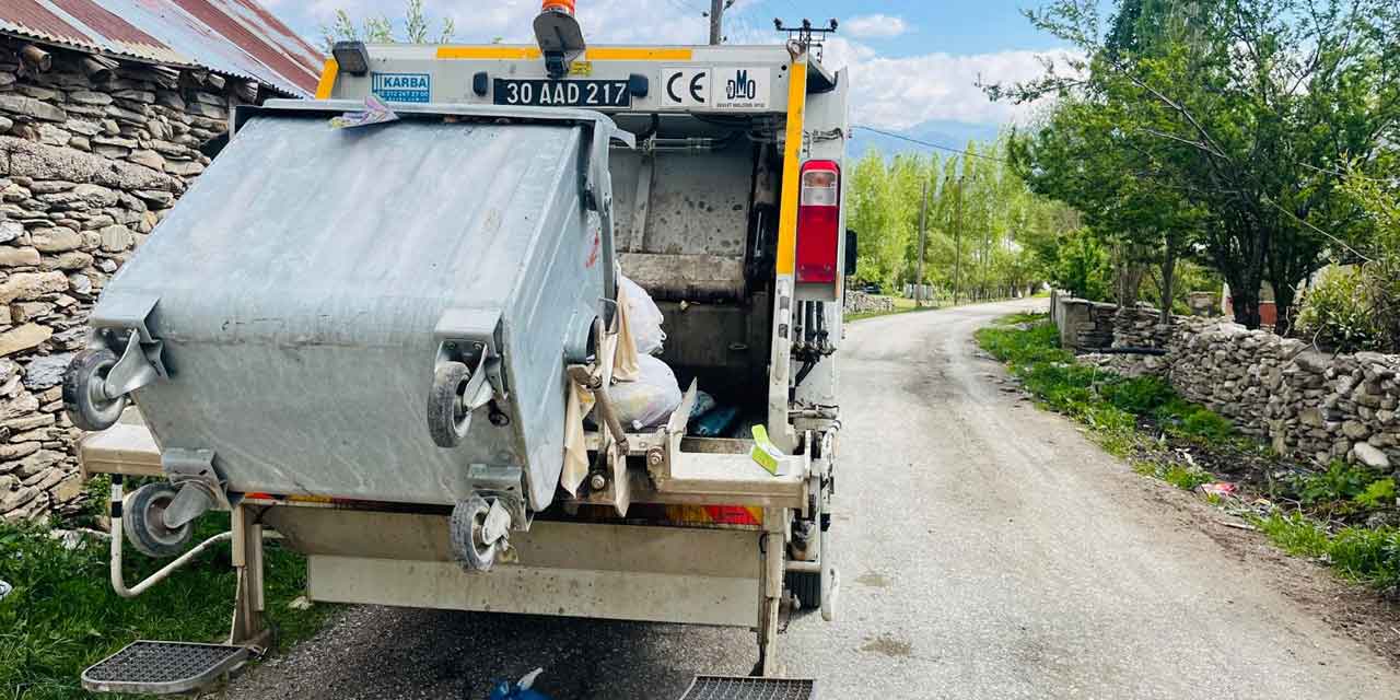 Yüksekova'daki köylerde çöp toplama çalışmaları devam ediyor