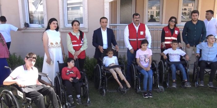 Kızılay Silopi’de 9 engelli çocuğa tekerlekli sandalye dağıttı