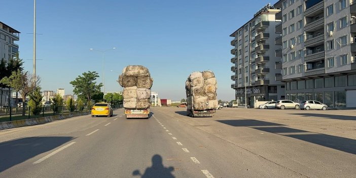 Çuval yüklü kamyonetlerin tehlikeli yolculuğu kameralara yansıdı