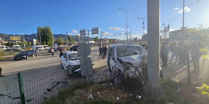 Kırmızı ışıkta geçen sürücü kazaya neden oldu: 4 kişi yaralandı