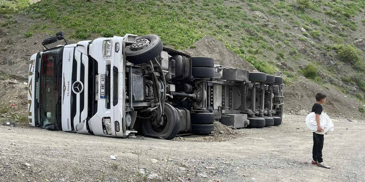 Yüksekova'da virajı alamayan TIR devrildi