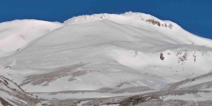 Süphan Dağı Mayıs ortasında beyaza büründü