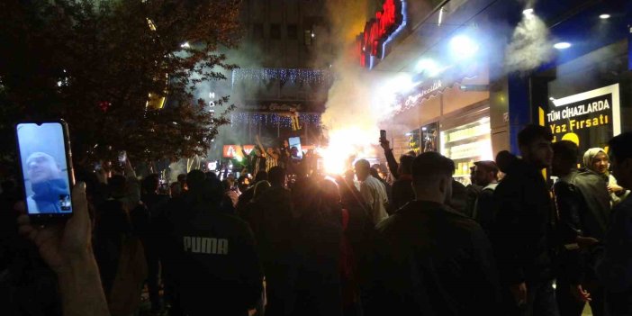 Kars’ta Fenerbahçeliler sokakta kutlama yaptı