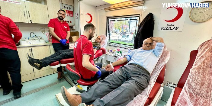 Yüksekova'da Kızılay kan bağış standı açtı