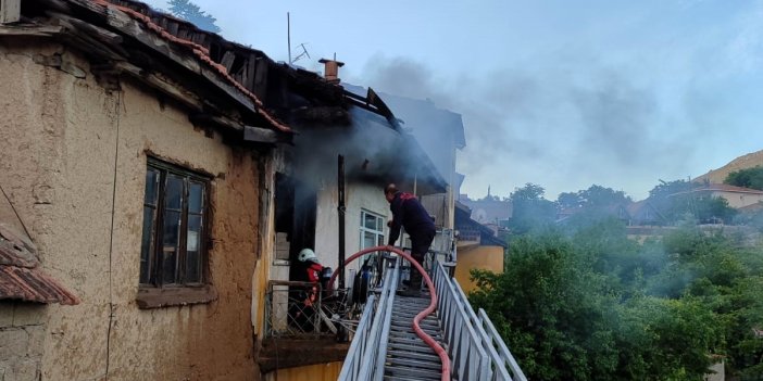Malatya’da ev yangını, 2 şahıs dumandan etkilendi