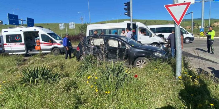 Bingöl’de otomobil ile minibüs çarpıştı: 9 kişi yaralandı