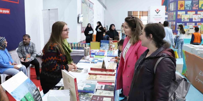 Atatürk Üniversitesi yayınevi, kitap fuarında ziyaretçilerini kabul ediyor