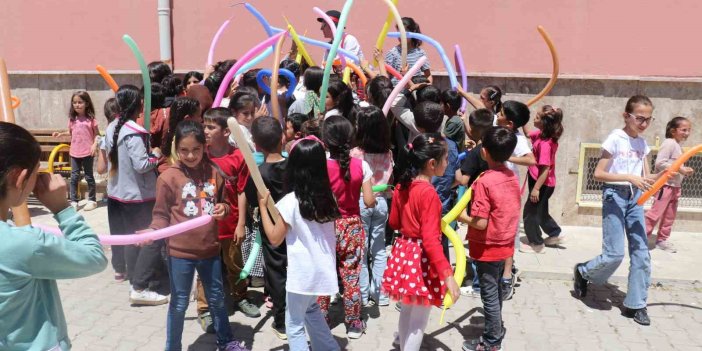 Malatya'da okulları gezerek öğrencilere eğlence sunuyorlar