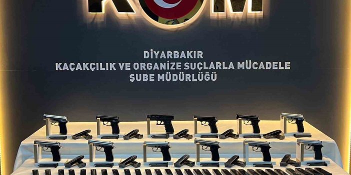 Diyarbakır’da salça kovaları içinden 14 adet tabanca ve aparatları yakalandı