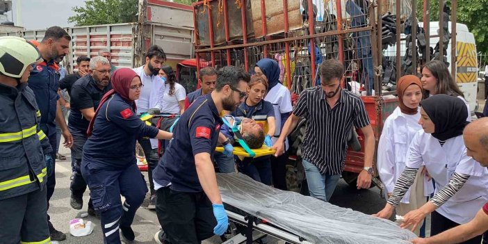 Kamyonet tırın altına girdi: 1’i ağır 2 kişi yaralandı