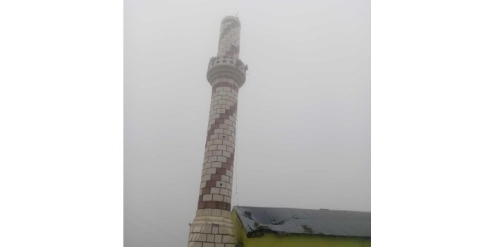 Cami minaresine yıldırım düştü