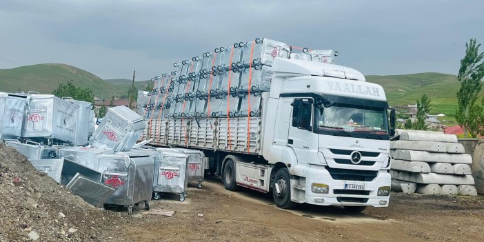 Yüksekova'da çevre temizliği için çöp konteynerleri dağıtılıyor