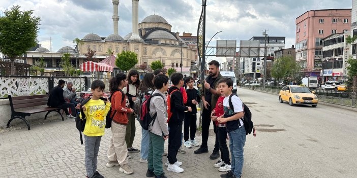 Yüksekova sokaklarında İngilizce öğreniyorlar