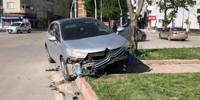 Elazığ’da otomobil refüje çıktı