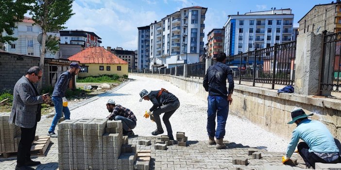 Yüksekova'da kilitli parke taşı döşeme çalışmaları sürüyor