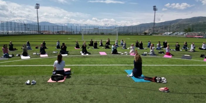 Açık havada yoga ve meditasyon etkinliği hazırladı