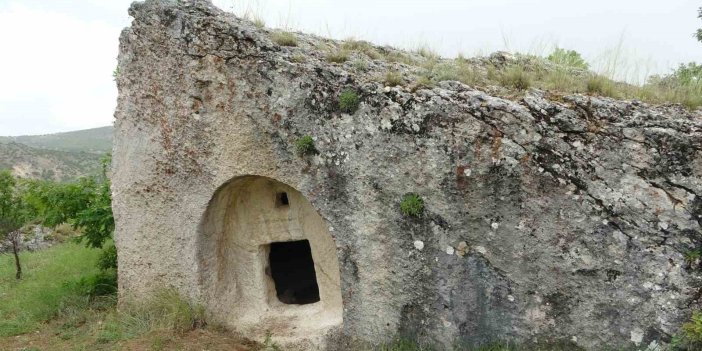 2 bin yıllık kaya mezarları görenleri etkiliyor