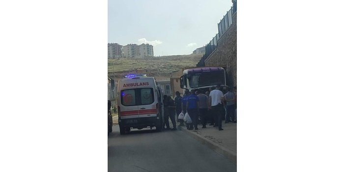 Elazığ’da kamyon duvara çarptı: 1 kişi yaralandı