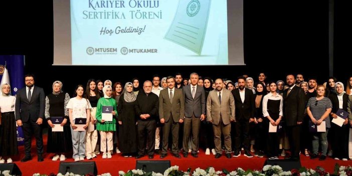 Kariyer Okulunu tamamlayanlar belgelerine kavuştu