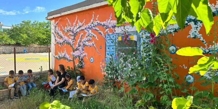 Diyarbakır’da okul müdüründen köy okuluna sihirli dokunuş