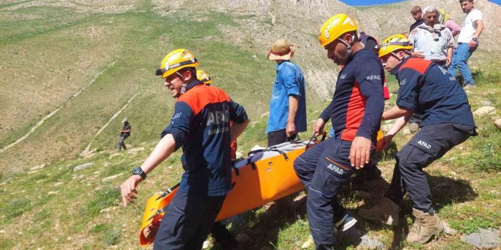 Kayalıklardan düşen 2 kişi mahsur kaldı