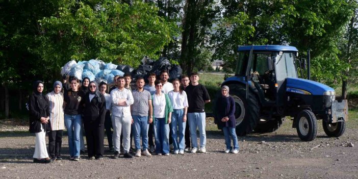 Öğrenciler kampüste 10 römork çöp topladı