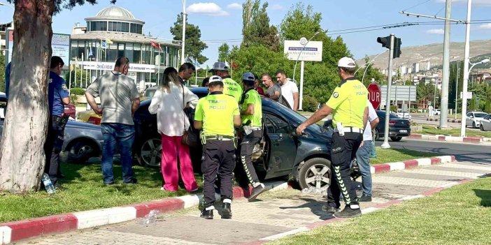 Virajı alamayan sürücü refüje çıktı, 2 kişi yaralandı