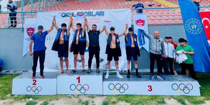 Yüksekovalı güreşçiler Kayseri'de şampiyon oldu