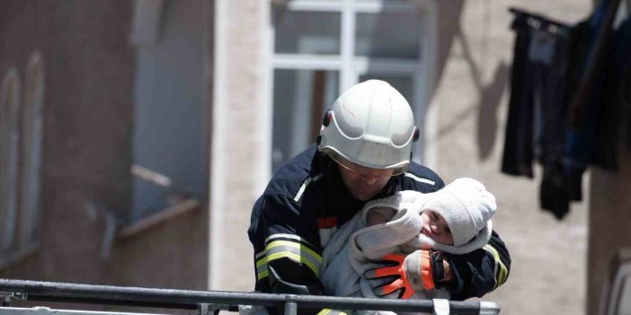 Erzurum’da apartmanın merdiveni çöktü