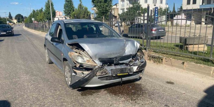 Kırmızı ışıkta duran otomobile çarptı: 1 kişi yaralandı